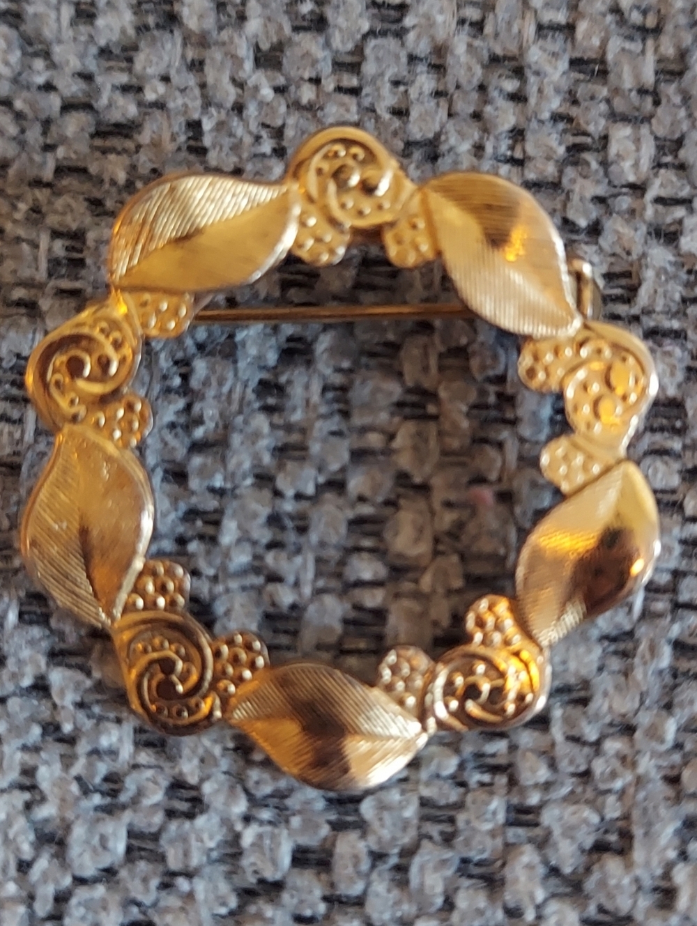 Vintage Gold-Tone Leaf Wreath Brooch - Women Jewelry